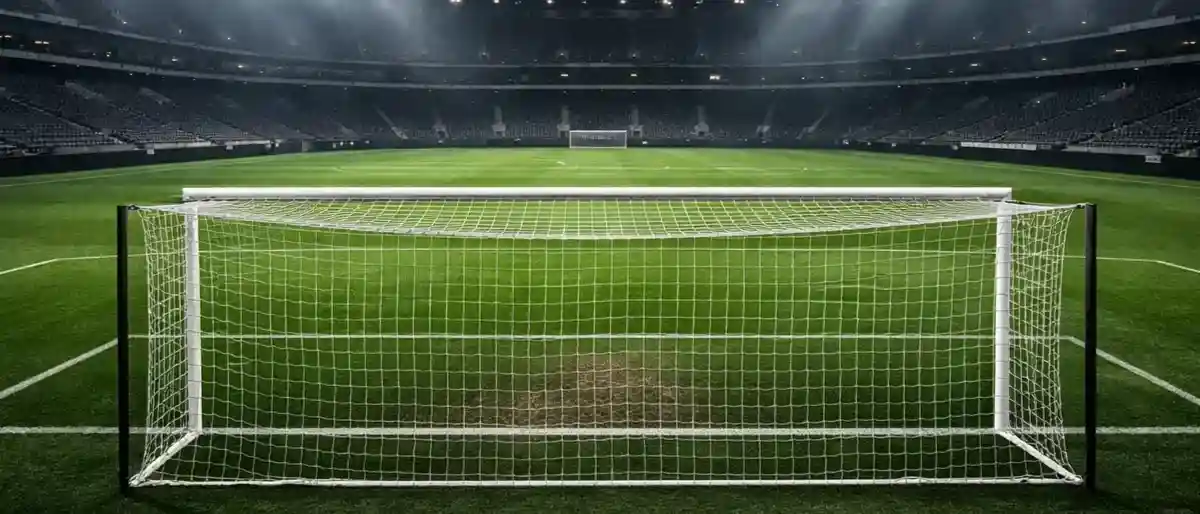 Estadio de fútbol virtual iluminado con césped verde y gradas vacías preparado para una simulación deportiva